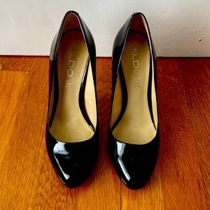 Aldo black patent leather round toe pumps